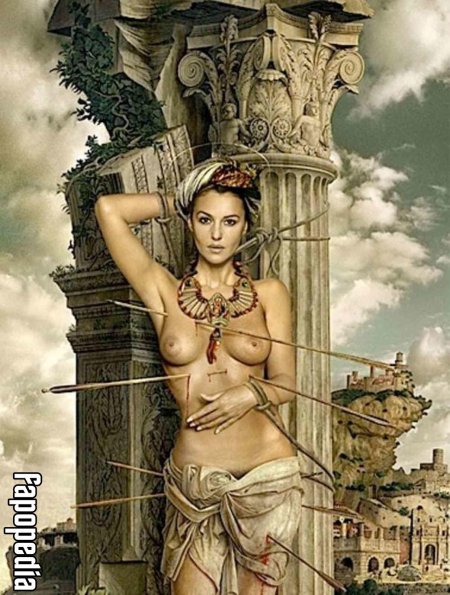 Моника беллуччи клеопатра ню