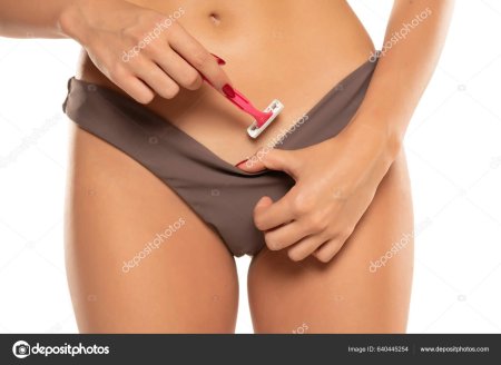 Бритьё интимной зоны женщины