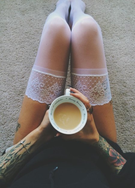 Девушка с чулками