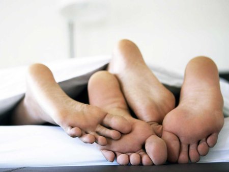 Мужские ноги в постели