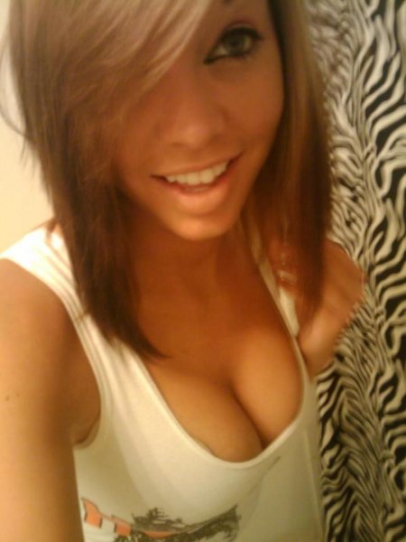 Девушка с грудью