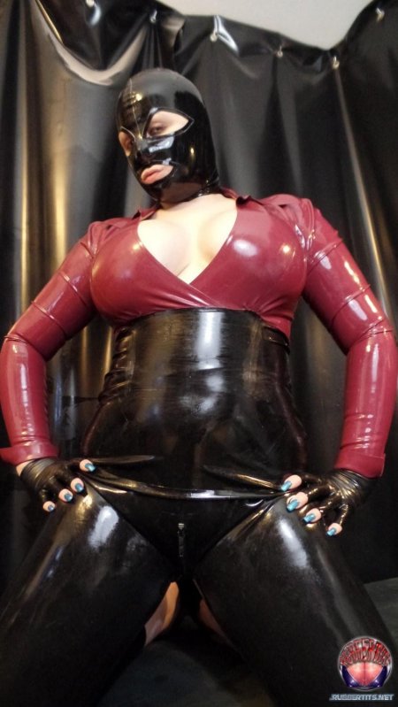 Толстушка в латексе