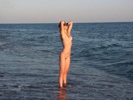 Голые женщины купаются в море