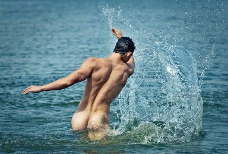 Голые мужики купаются одни