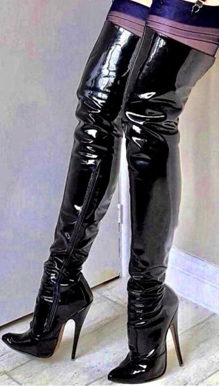 Лаковые ботфорты на шпильке