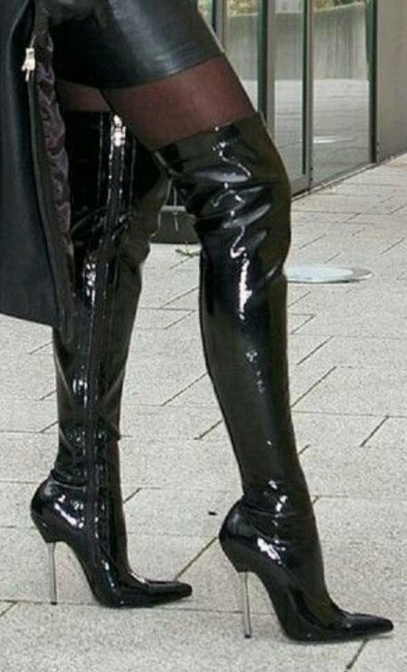 Лаковые ботфорты на шпильке