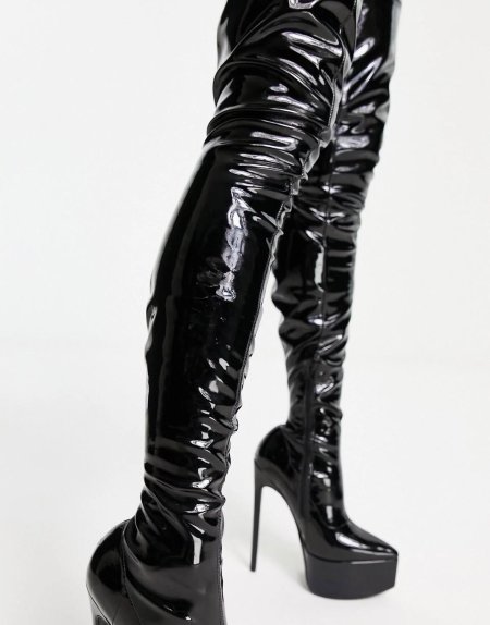 Черные лакированные ботфорты на каблуке