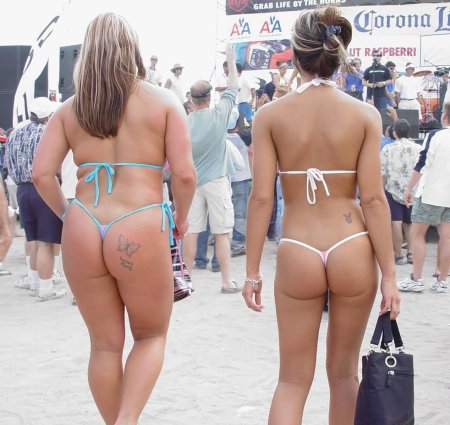 Девушки в стрингах на публике