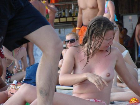 Нудист на пляже