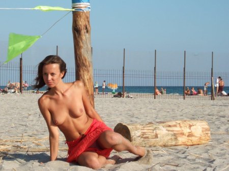 На пляже в купальниках