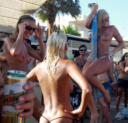 Девушки топлесс на ибице