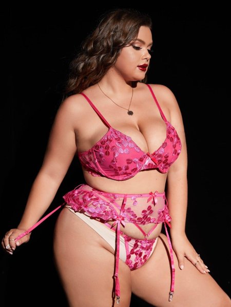 Пышные женщины в нижнем белье