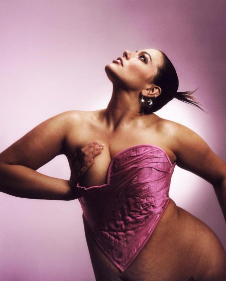 Модели плюс сайз голые