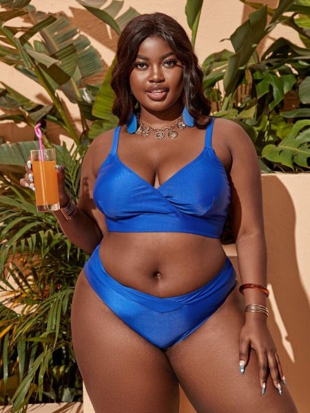 Модели плюс сайз в бикини