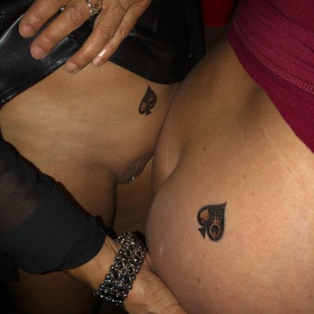 Татуировка queen of spades на лобке