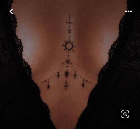 Тату между грудей