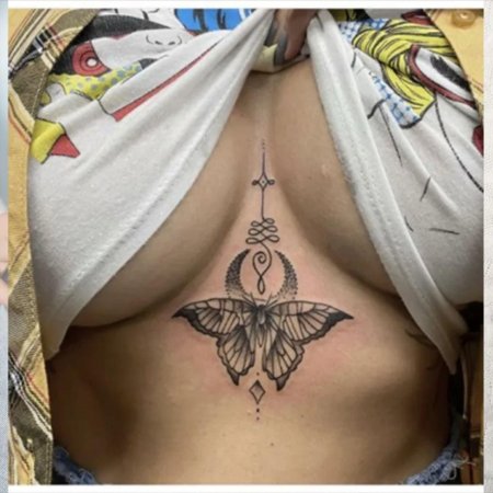 Тату мотылек под грудью