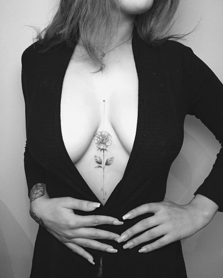 Тату между грудью для девушек