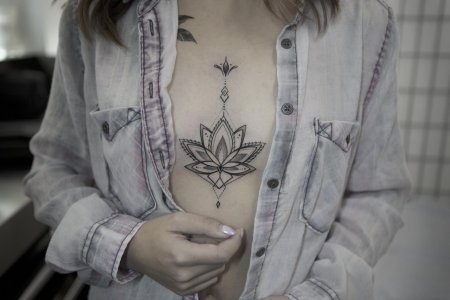 Тату лотос под грудью