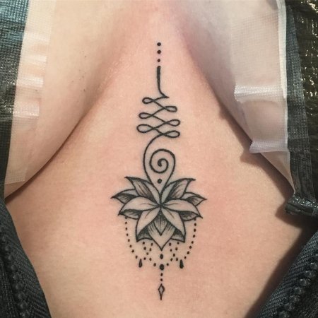 Тату уналоме между грудиной