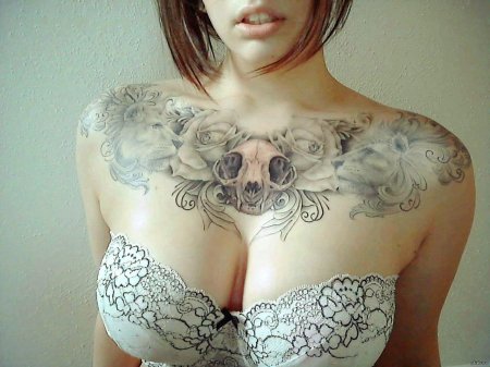 Тату на женской груди