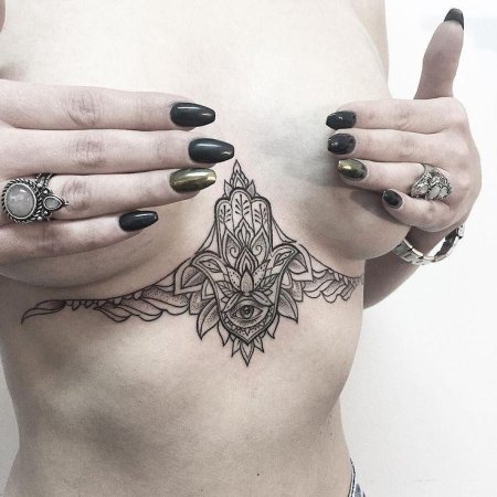 Тату хамса на груди