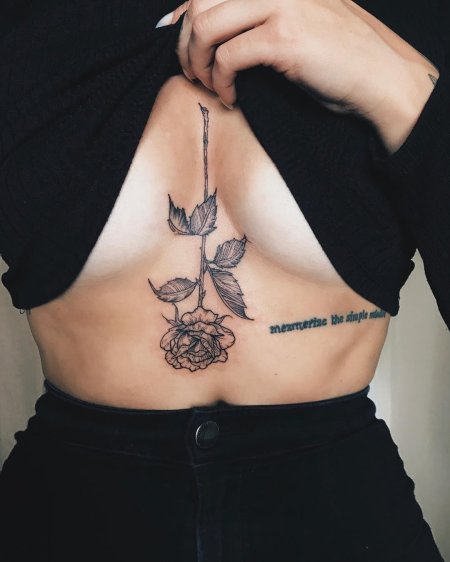 Тату между грудиной у девушек