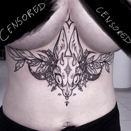 Татуировка под грудью
