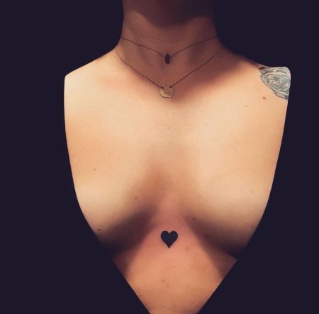 Тату на груди женские маленькие
