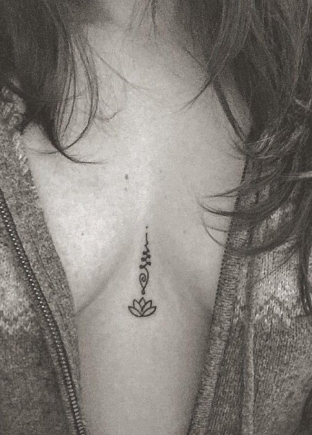 Тату между грудью маленькая