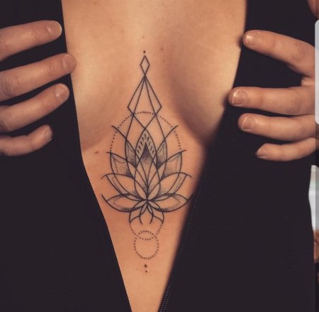 Татуировки между грудью для девушек