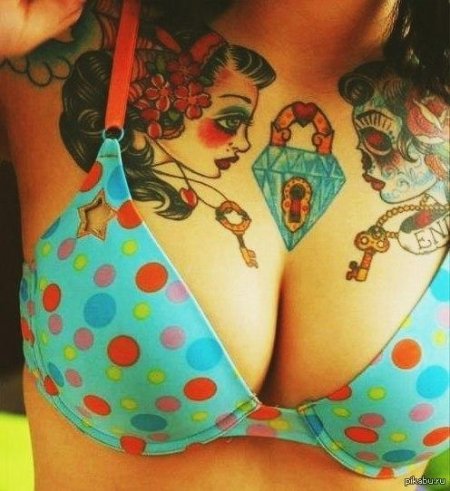 Тату на женской груди