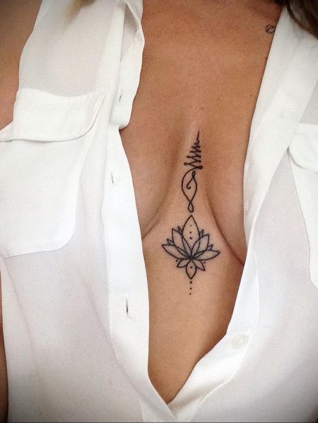 Тату между грудиной у девушек