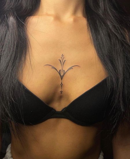 Тату между грудью для девушек