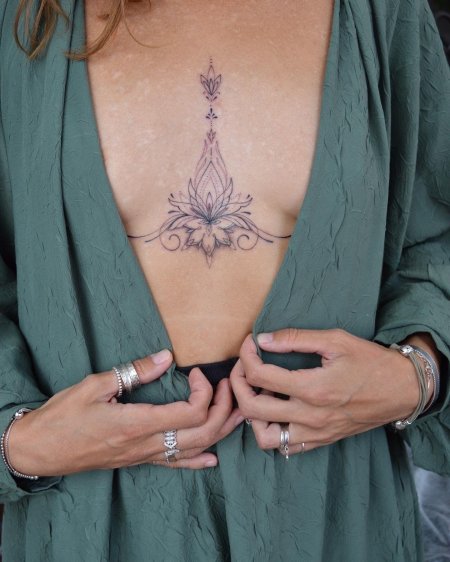 Тату для девушек под грудью