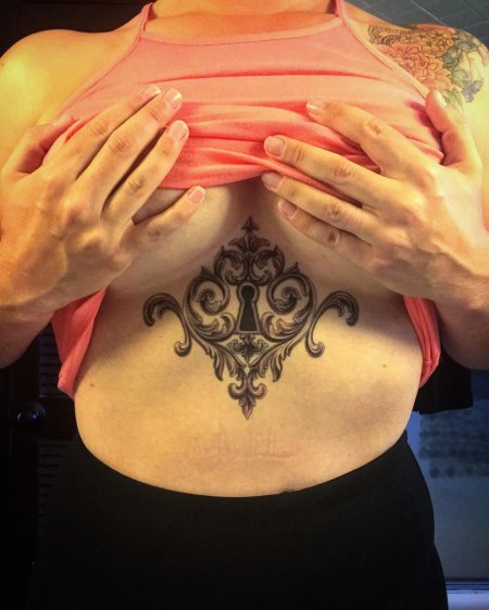 Тату под грудь