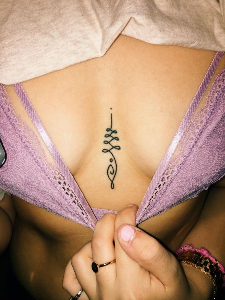 Тату между грудиной у девушек