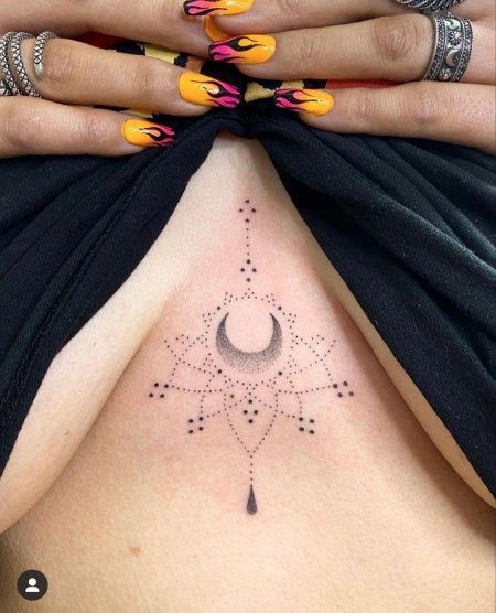 Тату уналоме между грудиной