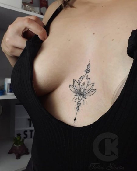Тату лотос под грудью