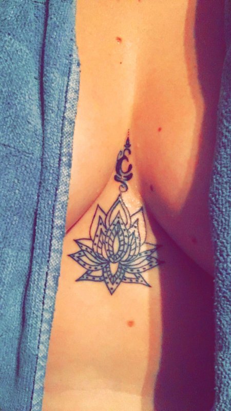 Тату лотос между грудиной