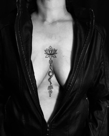 Тату между грудиной у девушек