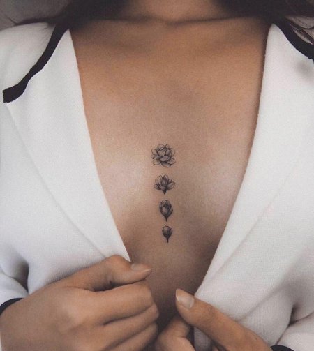 Тату между грудиной у девушек