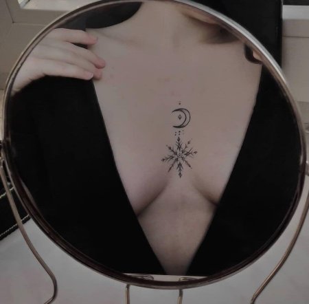 Тату между грудиной у девушек