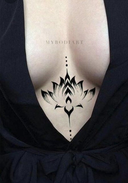 Тату лотос между грудиной