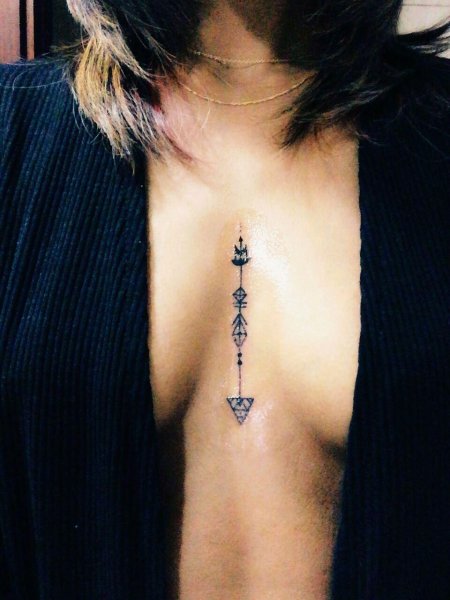 Тату между грудиной у девушек