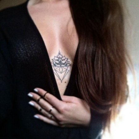 Тату между грудиной у девушек