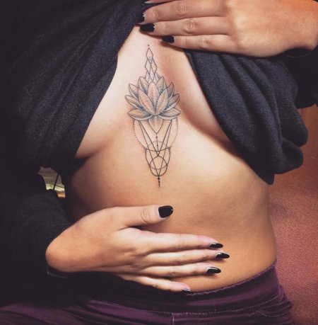 Тату между грудиной у девушек