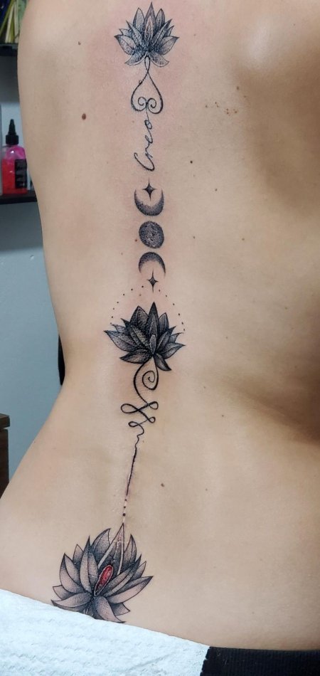 Тату лотос на спине для девушек