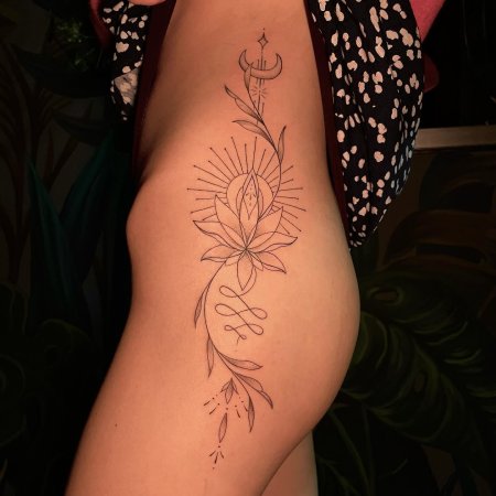 Тату на бедра