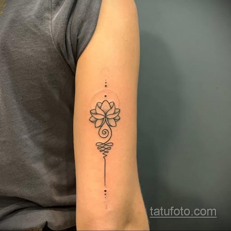 Лотос на запястье тату